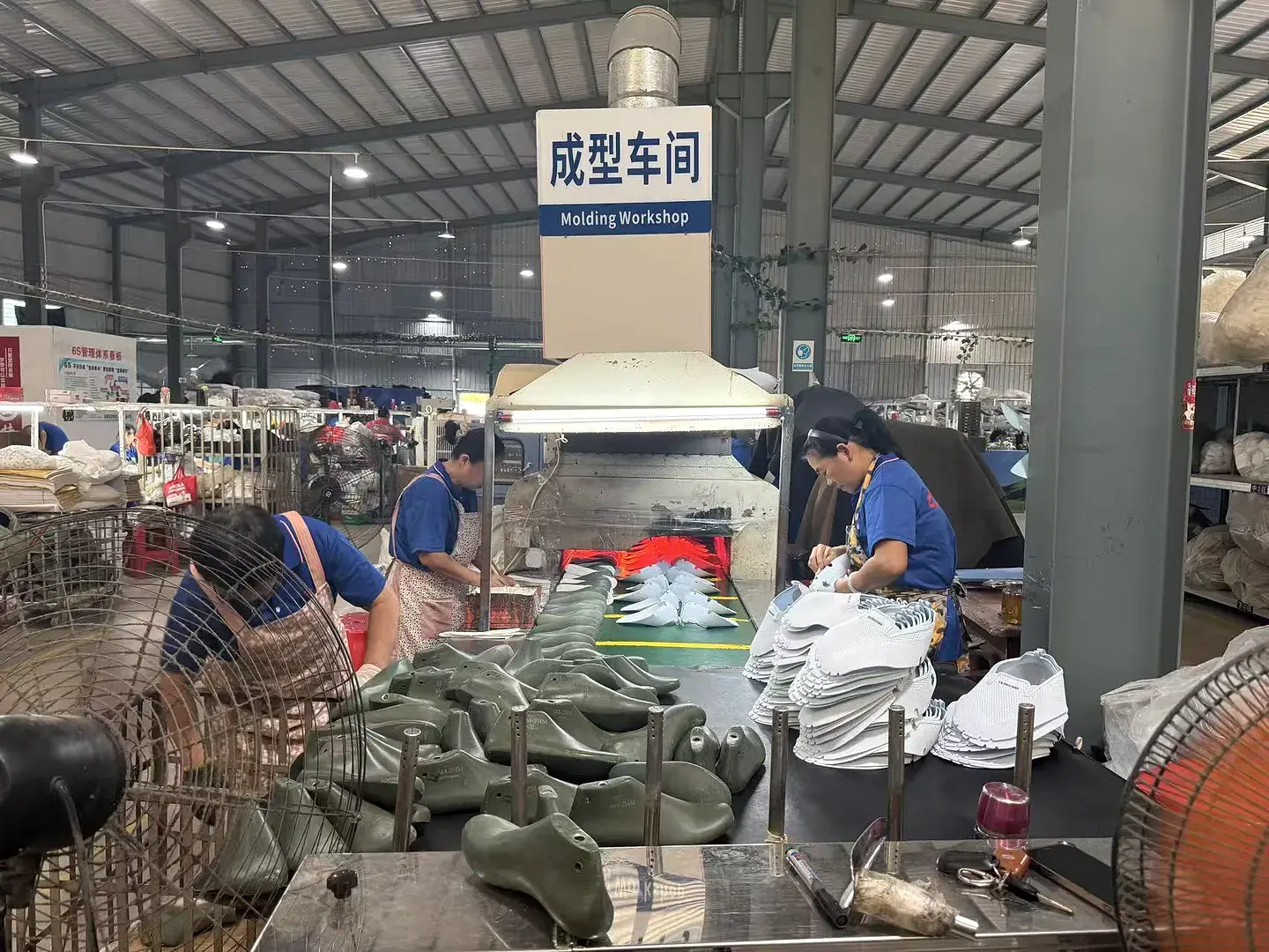 鞋类成型车间与生产设备的宽幅视角